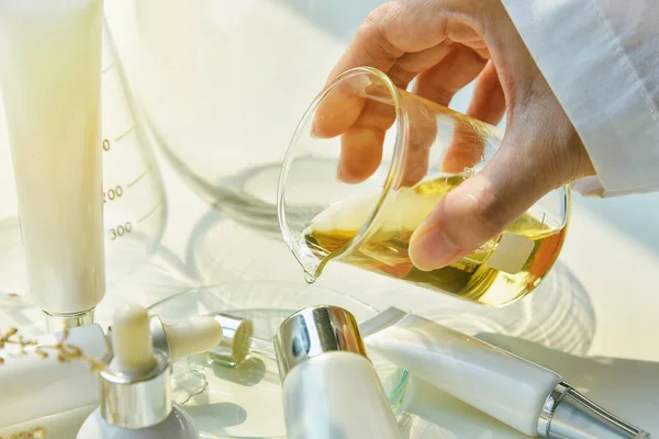 科学家混合天然护肤美容产品 有机植物学提取和科学实验室玻璃器皿 空白标签化妆品容器 用于品牌模拟 — 图库照片