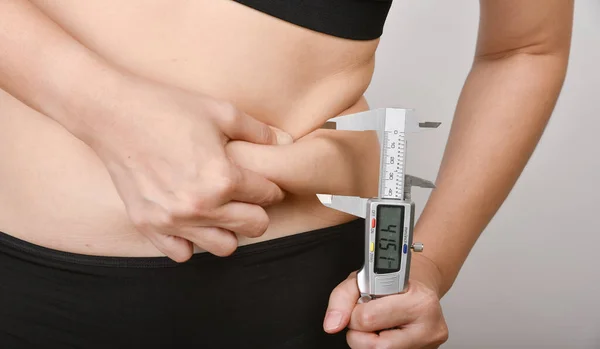 Mulher Gorda Medindo Sua Gordura Barriga Por Escala Paquímetro Mais — Fotografia de Stock