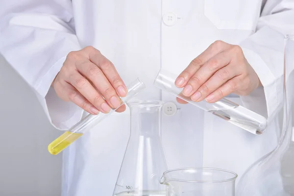 Sostanza Chimica Versando Miscelando Laboratorio Esperimenti Scientifici Olio Formulando Sostanza — Foto Stock