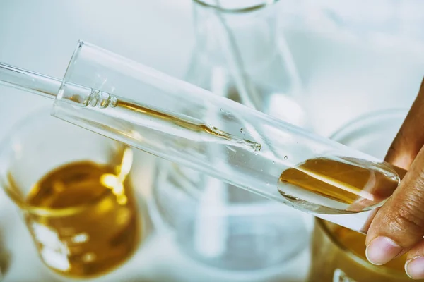 Olie Laten Vallen Chemische Reagentia Mengen Laboratorium Wetenschap Experimenten Formuleren — Stockfoto