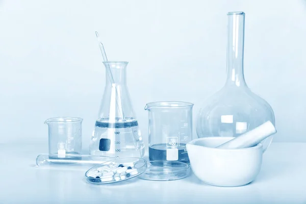 薬と科学研究室のガラス製品 医学研究開発コンセプト 薬の品質管理テスト — ストック写真