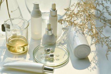 Gölge ve ışık efektli doğal cilt ürünleri, organik botanik özütü ve bilimsel laboratuvar vitrinleri, markalaşma için boş etiket kozmetik kap.