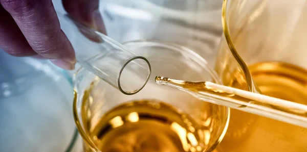 Olie Laten Vallen Chemische Reagentia Mengen Laboratorium Wetenschap Experimenten Formuleren — Stockfoto