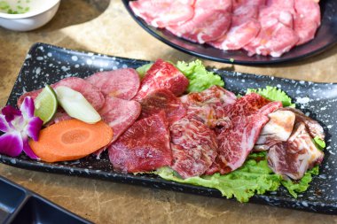 Japon ızgara eti, sığır eti dilimlenmiş yakiniku seti, barbekü Kore rostosu, Asya geleneksel yemekleri..