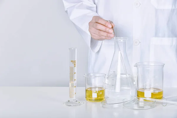 Mieszanie Substancji Chemicznych Eksperymenty Laboratoryjne Naukowe Formułowanie Chemikaliów Badań Medycznych — Zdjęcie stockowe