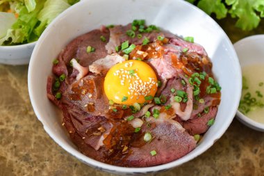 Japon usulü ızgara et, sığır eti dilimlenmiş yakiniku seti, barbekü Kore rostosu, Asya usulü geleneksel yemekler..