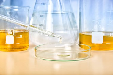 Petrol bırakma, laboratuvar ve bilim deneyleri, tıbbi araştırmalar için kimyasal formüle etme, petrol endüstrisi ürünleri konseptinin kalite kontrolü.