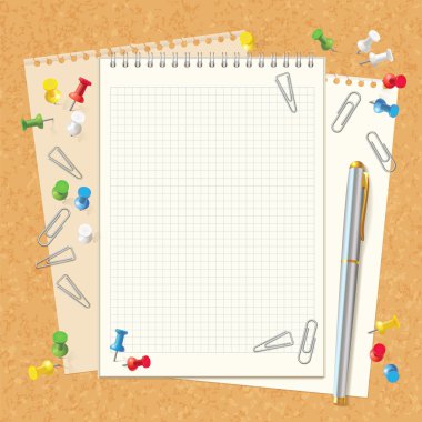 puste spirala notebooka na pokładzie korka. długopis, spinacze i przycisk