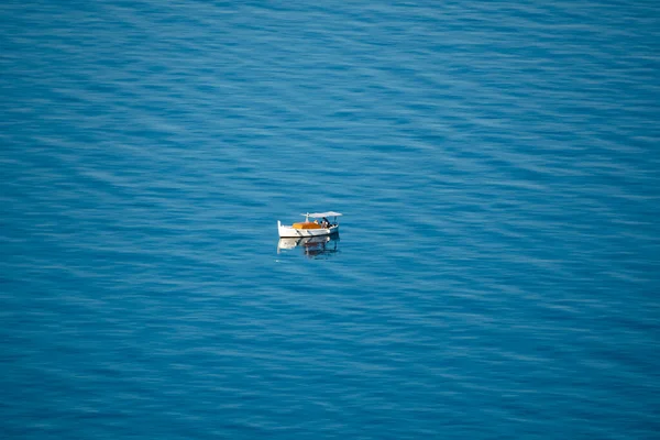 Далекий Вид Лодки Море Районе Города Макарска Хорватия — стоковое фото