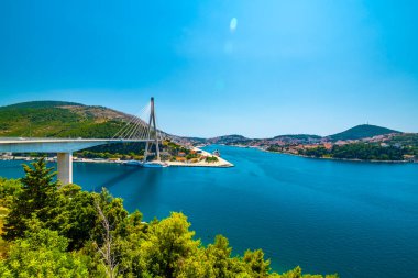 Hırvatistan 'ın Dubrovnik kentindeki yeni limanın panoramik manzarası. Sol taraftaki köprüye bakın. Mavi deniz, yaz havası.