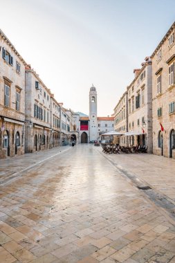 Dubrovnik ana caddesi, Strada sokağı. Eski Dubrovnik şehrinin ana alışveriş caddesi. Günbatımında sabah, yumuşak ışık ve sıcak renkler. Antik şehir, UNESCO mirasının bir parçası..