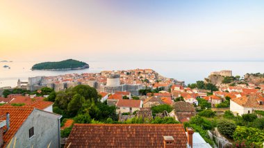 Eski Dubrovnik kasabasında gündoğumunun panoramik görüntüsü. Antik şehir duvarı ve Minceta kulesi. Hırvatistan 'ın ünlü turizm beldesi. Yaz sabahı, ılık, yumuşak bir ışık. UNESCO Mirası.