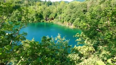 Hırvatistan 'ın Plitvice göllerinin havadan panoramik manzarası. Milli parktaki güzel, taze ve bakire doğa. Yaz havası, yeşil ağaçlar ve mavi gökyüzü.
