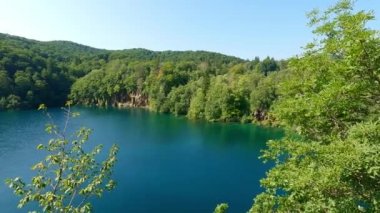 Hırvatistan 'ın Plitvice göllerinin havadan panoramik manzarası. Milli parktaki güzel, taze ve bakire doğa. Yaz havası, yeşil ağaçlar ve mavi gökyüzü.