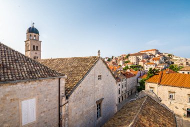 Eski Dubrovnik şehrinin havadan panoramik görüntüsü. Kilise kulesi ve antik binalara bakın. Güneşli bir gün.
