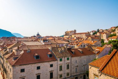 Eski Dubrovnik şehrinin havadan panoramik görüntüsü. Kilise kulesi ve antik binalara bakın. Güneşli bir gün.