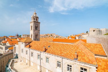 Eski Dubrovnik şehrinin havadan panoramik görüntüsü. Adriyatik Denizi yakınlarında büyük şehir duvarları olan antik bir şehir. Çatı manzarası, güneşli yaz günü.