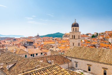 Eski Dubrovnik şehrinin havadan panoramik görüntüsü. Adriyatik Denizi yakınlarında büyük şehir duvarları olan antik bir şehir. Çatı manzarası, güneşli yaz günü.