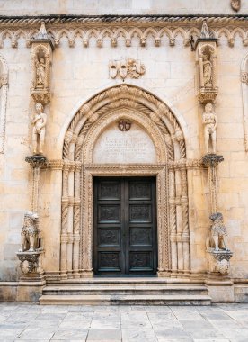 Sibenik şehrindeki St. James Katedrali 'nin kuzey kapısı. St. James Katedrali Shibenik 'in ana manzaralarından biridir. Geçidin adı Aslan Kapısı..