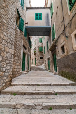 Hırvatistan 'ın Sibenik şehrindeki eski kasaba caddesini daralt. Ünlü turizm beldesi.