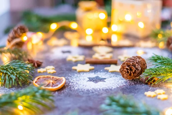 Świąteczne Słodycze Ciasteczka Szarym Biurku Zimowe Dekoracje Sosna Stożek Koncepcja — Zdjęcie stockowe
