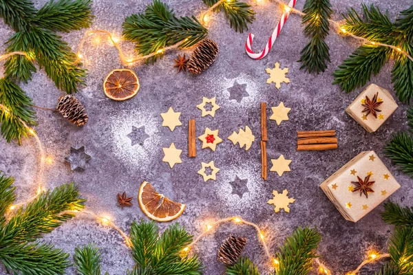 Świąteczne Słodycze Ciasteczka Postaci Choinki Umieszczone Szarym Biurku Szyszką Gałązką — Zdjęcie stockowe