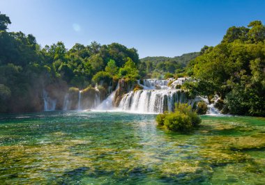 Skradinski Buk 'taki şelaleler, Hırvatistan' daki ulusal doğa parkı Krka. Güzel doğada akan sular, yeşil bitkiler ve ağaçlar. Güneşli yaz günü.