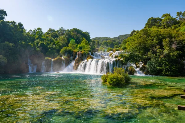 크로아티아의 르카에 Skradinski Buk 아름다운 과푸른 나무에서 흐르는 물입니다 여름날 — 스톡 사진