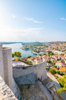 Hırvatistan 'ın Sibenik kentinin kıyı manzarası. St. James Katedrali. Arkasında ada olan Adriyatik Denizi. Yaz havası, şehir çatılarının havadan görünüşü. UNESCO Mirası.