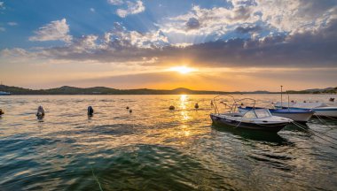 Hırvatistan 'ın Sibenik kentindeki küçük liman üzerinde gün batımı