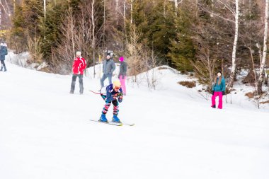 Tatranska Lomnica, Slovakya - 4.2.2022: Slovakya 'nın High Tatras bölgesinde kayak ve snowboard yarışması 