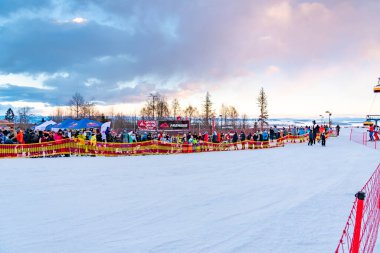 Tatranska Lomnica, Slovakya - 4.2.2022: Slovakya 'nın High Tatras bölgesinde kayak ve snowboard yarışması 