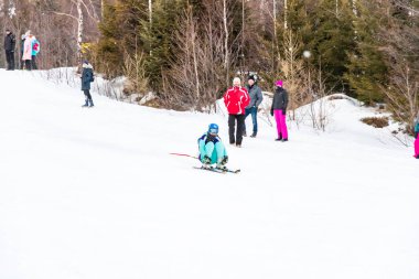 Tatranska Lomnica, Slovakya - 4.2.2022: Slovakya 'nın High Tatras bölgesinde kayak ve snowboard yarışması 