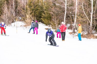 Tatranska Lomnica, Slovakya - 4.2.2022: Slovakya 'nın High Tatras bölgesinde kayak ve snowboard yarışması 
