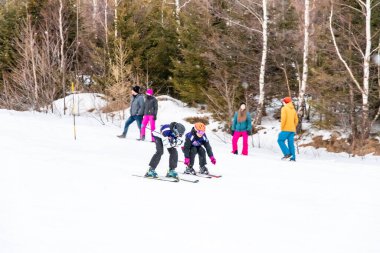 Tatranska Lomnica, Slovakya - 4.2.2022: Slovakya 'nın High Tatras bölgesinde kayak ve snowboard yarışması 