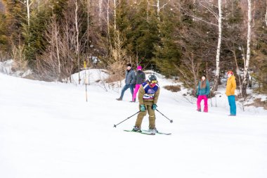 Tatranska Lomnica, Slovakya - 4.2.2022: Slovakya 'nın High Tatras bölgesinde kayak ve snowboard yarışması 