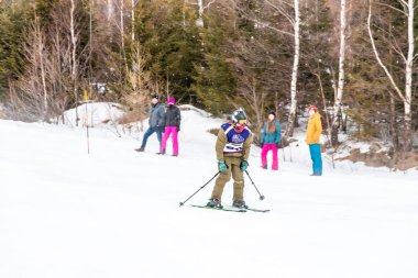Tatranska Lomnica, Slovakya - 4.2.2022: Slovakya 'nın High Tatras bölgesinde kayak ve snowboard yarışması 
