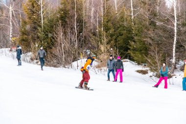 Tatranska Lomnica, Slovakya - 4.2.2022: Slovakya 'nın High Tatras bölgesinde kayak ve snowboard yarışması 