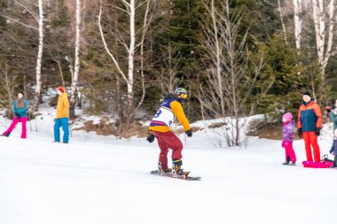 Tatranska Lomnica, Slovakya - 4.2.2022: Slovakya 'nın High Tatras bölgesinde kayak ve snowboard yarışması 