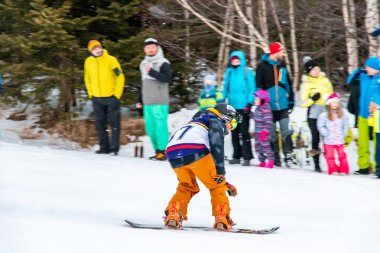 Tatranska Lomnica, Slovakya - 4.2.2022: Slovakya 'nın High Tatras bölgesinde kayak ve snowboard yarışması 