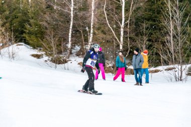Tatranska Lomnica, Slovakya - 4.2.2022: Slovakya 'nın High Tatras bölgesinde kayak ve snowboard yarışması 