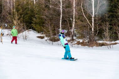 Tatranska Lomnica, Slovakya - 4.2.2022: Slovakya 'nın High Tatras bölgesinde kayak ve snowboard yarışması 