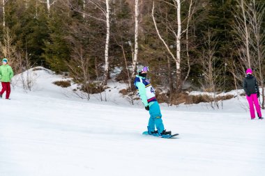 Tatranska Lomnica, Slovakya - 4.2.2022: Slovakya 'nın High Tatras bölgesinde kayak ve snowboard yarışması 