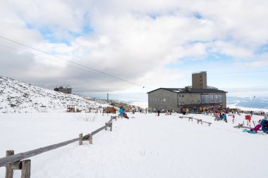 Tatranska Lomnica - 4.2.2022: Slovakya 'nın Skalnate Pleso bölgesinde kayakçılar ve turistler. Lomnicky Stit tepesine yakın. Kış sporu.