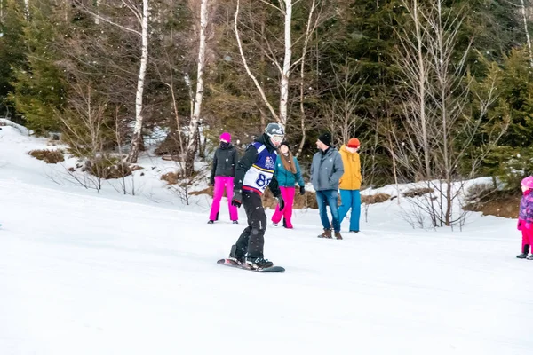 Tatranska Lomnica, Slovakya - 4.2.2022: Slovakya 'nın High Tatras bölgesinde kayak ve snowboard yarışması 