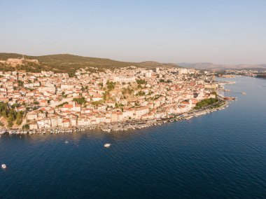Hırvatistan 'ın Sibenik kenti üzerinde gün batımını gösteren hava dronw görüntüsü. Deniz kenarında limanı olan antik ve eski kasaba kıyıları. Şehrin yukarısındaki kale. Hırvatistan 'ın ünlü turizm beldesi.