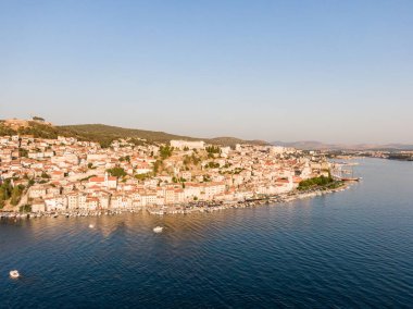 Hırvatistan 'ın Sibenik kenti üzerinde gün batımını gösteren hava dronw görüntüsü. Deniz kenarında limanı olan antik ve eski kasaba kıyıları. Şehrin yukarısındaki kale. Hırvatistan 'ın ünlü turizm beldesi.