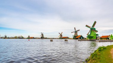 Zaanse Schans 'da geleneksel yel değirmenleri, bulutlu hava
