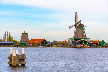 Zaanse Schans 'da geleneksel yel değirmenleri, bulutlu hava