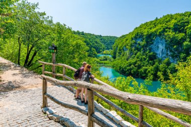 Plitvice, Hırvatistan - 21.7.2021: Turistler güzel doğa parkı, Plitvice gölleri ve şelaleleri ziyaret ediyorlar. Meşhur seyahat yeri, saf doğada tatlı su..